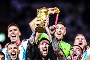 Messi và các đồng đội nâng cao Cúp Vàng