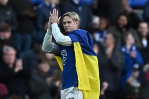 Murdyk ra mắt Chelsea với quốc kỳ Ukraine trên vai