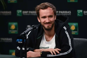 Medvedev ở Indian Wells vẫn phải trả lời phỏng vấn liên quan đến... Wimbledon