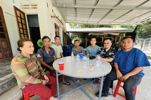 BTC Giải Luxcom Cup đến thăm gia đình cầu thủ Võ Minh Hiếu 