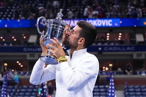 Djokovic hôn chiếc cúp vô đich US Open