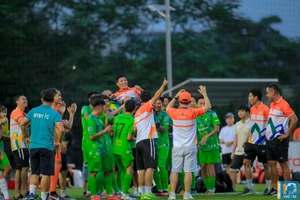 Coach Dũng Nghêu được các cầu thủ Nghiêm Phạm Holdings tung hô sau chiến thắng