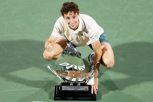 Humbert và chiếc cúp vô địch giải Dubai Championships 2024