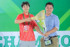 Bộ đôi Tuấn Anh gấu (phải) và Phú Gia Lai với chiếc cúp đầu tiên trong màu áo An Biên FC. Ảnh: LÊ ANH