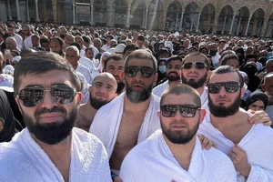 Là một tín đồ Hồi giáo ngoan đạo, Khabib (thứ 2 bên phải) luôn chủ trương "chân - thiện - mỹ", yêu thương gia đình và người xung quanh
