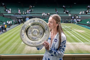 Krejcikova và chiếc cúp đơn nữ Wimbledon