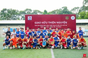 Trước trận giao hữu thiện nguyện giữa CLB Phóng viên Đời sống - Xã hội và Jade Royal FC. Ảnh: ĐOÀN NHẬT