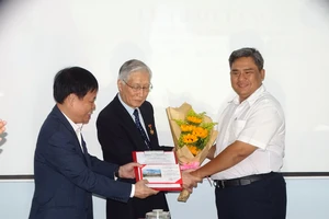 Trao Huy hiệu TPHCM cho giáo sư Susumu Sugiyama