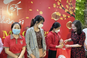 Trao quà tết cho người lao động gặp khó khăn ở quận Gò Vấp