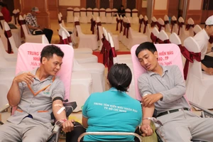 Gần 200 cán bộ, nhân viên, người lao động tham gia hiến máu