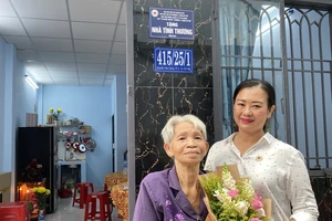Bà Lê Thị Vịnh, Chủ tịch Hội Chữ thập đỏ quận Gò Vấp trao quyết định bàn giao căn nhà tình thương cho gia đình bà Lê Thị Ký