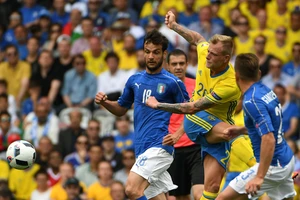 Tiền đạo John Guidetti (Thụy Điển) sút bóng giữa 2 hậu vệ Italia. Ảnh: Getty Images.