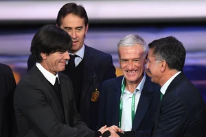 Các đại gia đều hân hoan. HLV Đức Joachim Loew, bắt tay Juan Carlos (Mexico), phía sau là HLV Tây Ban Nha Julen Lopetegui và HLV Pháp Didier Deschamps. Ảnh: Getty Images.