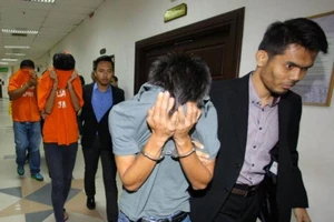 Cảnh sát bắt giam 3 nghi cán bán độ trong bóng đá Malaysia. 