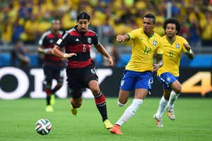 Sami Khedira (trái, Đức) cũng chưa chắc ra sân