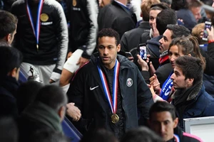 Neymar lãnh án treo giò vì tát CĐV