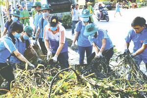 本市共青團員打掃街道保護環境潔淨。（圖片來源：光定）