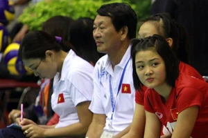 HLV Trần Văn Thư (giữa) đang có trong tay nhiều cầu thủ chất lượng nên quyết tâm tìm vé dự vòng chung kết. Ảnh: THIÊN HOÀNG