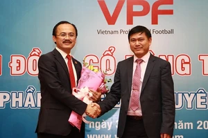 Tân chủ tịch Trần Anh Tú trao hoa tặng cựu Chủ tịch Võ Quốc Thắng. Ảnh: VPF