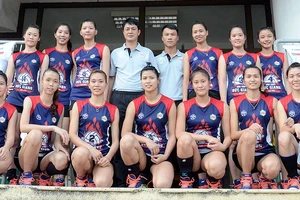 HLV Trần Đăng Thành (đứng thứ 4 hàng sau, từ trái qua) chính thức nghỉ việc tại đội bóng. Nguồn: BC Hà Nội