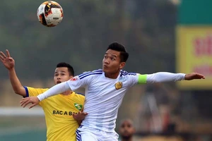 Quả bóng vàng của bóng đá Việt Nam năm 2017 Đinh Thanh Trung (áo trắng) sẽ là tâm điểm tại trận Siêu cúp năm nay. Ảnh: NGỌC HẢI