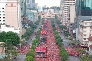 Đỏ rực phố đi bộ Nguyễn Huệ trong trận chung kết lịch sử