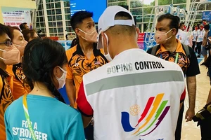 Nhân viên doping luôn là những người thầm lặng phía sau mỗi cuộc thi đấu của SEA Games 31. Ảnh: MINH CHIẾN