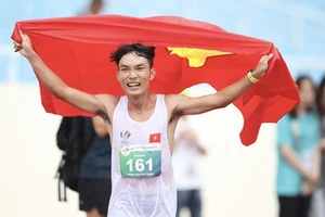 Hoàng Nguyên Thanh ăn mừng tấm HCV Marathon.