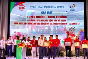 VĐV Nguyễn Đức Tuân đã được quê nhà Hải Dương gặp mặt trao thưởng với thành tích SEA Games 31. Ảnh: TIẾN HÙNG