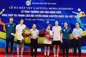 Hai tuyển thủ bóng chuyền nữ đầu tiên của đội hình giành HCB SEA Games 31 đã được thưởng nhà nhờ thi đấu xuất sắc. Ảnh: MINH CHIẾN
