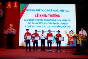 Các VĐV thể thao dưới nước của Việt Nam đã được khen thưởng trước kết quả xuất sắc tại SEA Games 31. Ảnh: S.TÂY