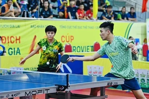 Cặp liên quân Nguyễn Khoa Diệu Khánh, Tạ Hồng Khánh đã có tấm HCV nội dung đôi nam-nữ giải vô địch quốc gia 2022. Ảnh: DUY LINH