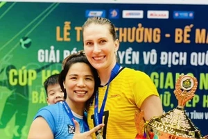 Chủ công Polina Rahimova chung vui cùng Bùi Thị Huệ sau chức vô địch của đội bóng chuyền nữ Thái Bình giải năm nay. Ảnh:B.H
