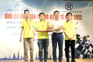 Lãnh đạo Sở VH-TT Hà Nội đã trao thưởng cho các kỳ thủ đạt thành tích tại giải trong lễ bế mạc. Ảnh: BTC