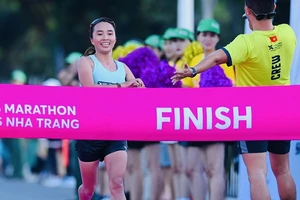 HLV Phạm Thị Bình đã thi đấu hiệu quả và về nhất full marathon ở Nha Trang trong sáng 28-8. Ảnh: ĐỨC ĐỒNG.VNE