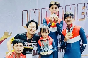 Các VĐV trượt băng của Việt Nam tại giải ở Indonesia. Ảnh: LĐTB
