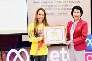 Ủy ban Olympic Việt Nam đã tặng bằng khen cho Vũ Phương Thanh. Ảnh: VĂN DUY