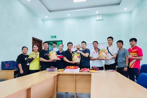 Chuyên gia Park Chung-gun được các học trò tại đội tuyển bắn súng Việt Nam chúc mừng ngày nhà giáo Việt Nam. Ảnh: PARK