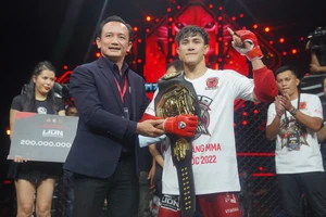 Duy Nhất đã được trao đai vô địch khi chiến thắng tại chung kết MMA LION Championships 2022 lần đầu tổ chức ở Việt Nam. Ảnh: VMMAF
