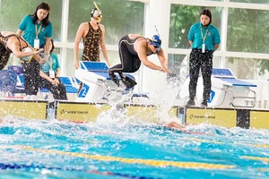 VĐV môn lặn đã thi đấu sôi nổi ngày đầu của Đại hội thể thao toàn quốc 9-2022. Ảnh: HCVfinswimming