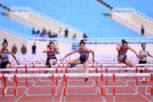 Bùi Thị Nguyên dũng mãnh vượt rào về nhất 100m rào nữ. Ảnh: NGỌC TÚ