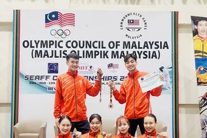 Các tuyển thủ đấu kiếm giành được huy chương tại Malaysia sau ngày thi đấu đầu tiên. Ảnh: A.T