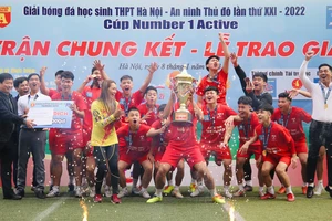 Đội bóng trường THPT Phan Huy Chú đã nhận cúp vàng vô địch giải năm nay. Ảnh: THUẦN THƯ
