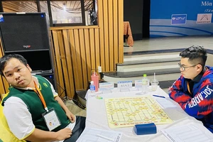 Kỳ thủ Nguyễn Minh Nhật Quang (áo xanh) đã vô địch cờ tiêu chuẩn ở năm 2022. Ảnh: MINH CHIẾN