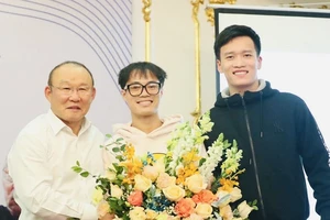 HLV Park Hang-seo đã giao lưu với người hâm mộ tại Hà Nội tối 2-2 và được biết chuyên gia người Hàn Quốc còn ở tại Việt Nam tới tháng 6. Ảnh: Q.THẮNG