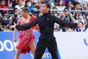 Phan Hiển và bạn nhảy Thu Hương cùng được phong cấp kiện tướng quốc gia năm 2022. Ảnh: MINH MINH