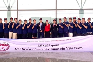 Đội tuyển bóng chày Việt Nam lần đầu thành lập và dự giải quốc tế tại Lào. Ảnh: MINH MINH
