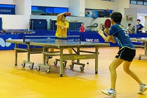 VĐV đội tuyển Việt Nam thi đấu giao hữu với các tay vợt trẻ tới từ Busan (Hàn Quốc). Ảnh: MINH CHIẾN