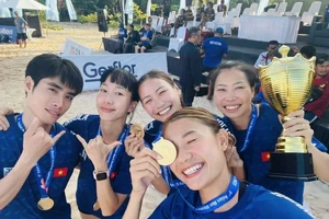Đội bóng ném bãi biển nữ Việt Nam giành cúp vô địch giải châu Á 2023. Ảnh: BONGNEM.VN