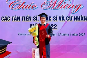 Nguyễn Hoài Văn đã nhận tấm bằng thạc sĩ trước khi dự SEA Games 32. Ảnh: HOÀI VĂN